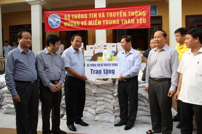 Bộ trưởng Trương Minh Tuấn thăm và tặng quà đồng bào lũ lụt Quảng Bình ảnh 1