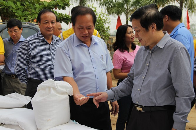 Bộ trưởng Trương Minh Tuấn thăm và tặng quà đồng bào lũ lụt Quảng Bình ảnh 5