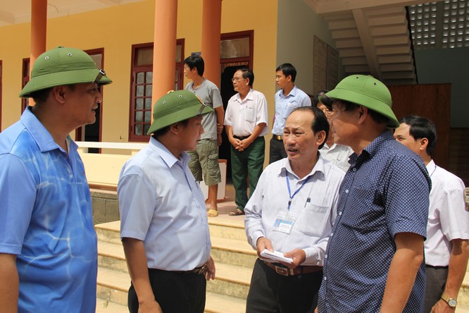 Bộ trưởng Trương Minh Tuấn thăm và tặng quà đồng bào lũ lụt Quảng Bình ảnh 6