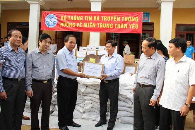Bộ trưởng Trương Minh Tuấn thăm và tặng quà đồng bào lũ lụt Quảng Bình ảnh 7
