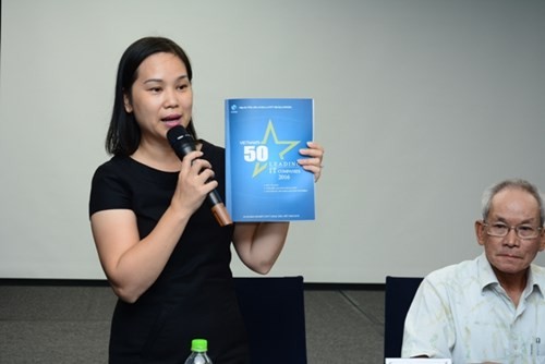Bà Nguyễn Thị Thu Giang - Tổng thư ký VINASA giới thiệu ấn phẩm “50 Doanh nghiệp CNTT hàng đầu Việt Nam 2016”.