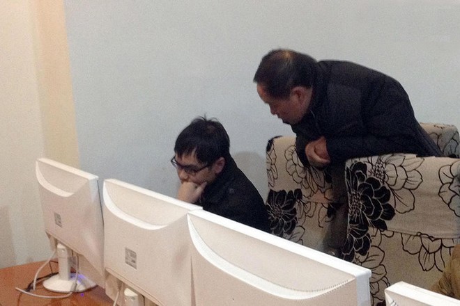 Năm 2006, Liu Ning (ở Tứ Xuyên) cũng đỗ Đại học Trung Quốc chuyên ngành công nghệ. Năm 2010, tốt nghiệp đại học nhưng không tìm thấy công việc lý tưởng, anh sa đà vào Internet và bỏ nhà đi lang thang. Đầu năm 2014, cha đã tìm thấy anh trong một quán game ở Thành Đô. Trong ảnh, người cha đang thuyết phục con trai trở về nhà với gia đình.
