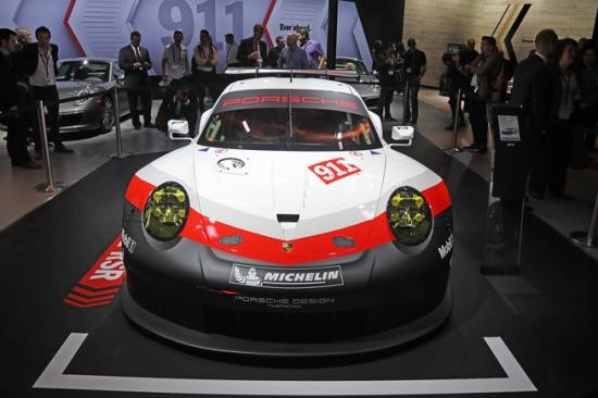 Panamera Executive và 911 RSR tỏa sáng gian trưng bày của Porsche ảnh 6
