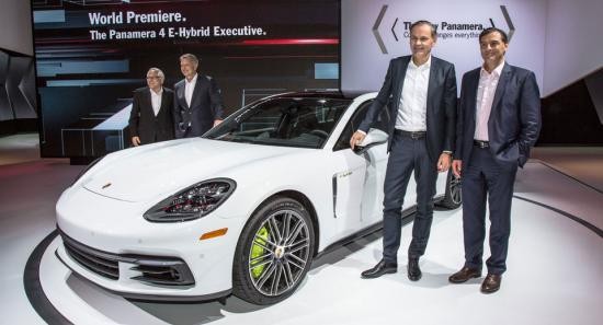 Panamera Executive và 911 RSR tỏa sáng gian trưng bày của Porsche ảnh 1