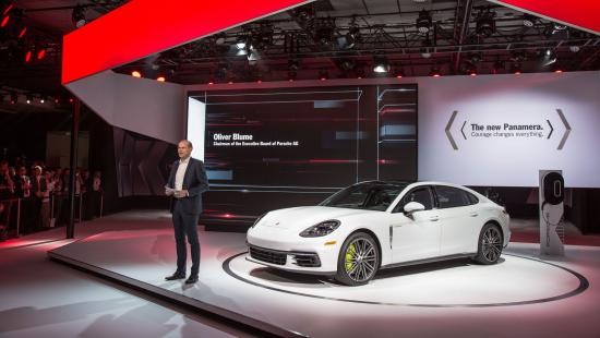Panamera Executive và 911 RSR tỏa sáng gian trưng bày của Porsche ảnh 2