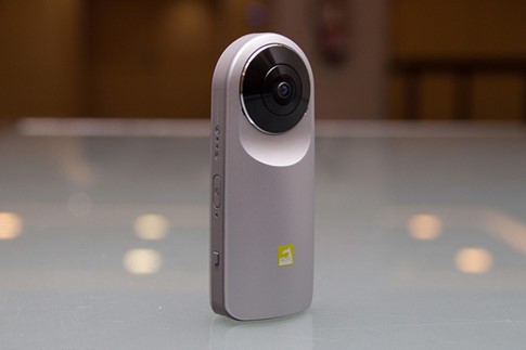 LG Cam 360 được đánh giá là thiết bị chụp ảnh 360 cầm tay nhỏ gọn- (ẢNH: POCKET-LINT).