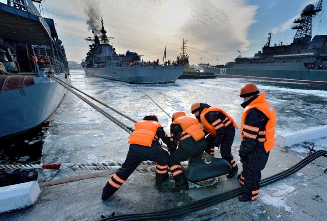 Tàu khu trục trong đang thả neo tại cảng Vladivostok
