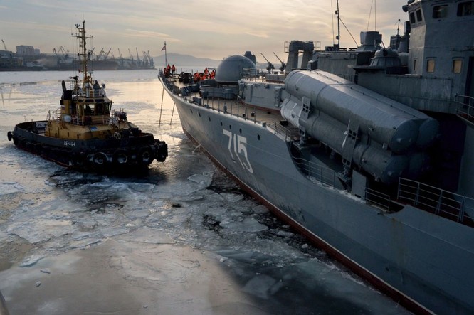 Tàu kéo cạnh tàu khu trục Bystryi khi thả neo ở cảng Vladivostok.