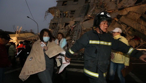Video Đài Loan bị động đất 6,4 độ richter, nhà 17 tầng đổ sập ảnh 10