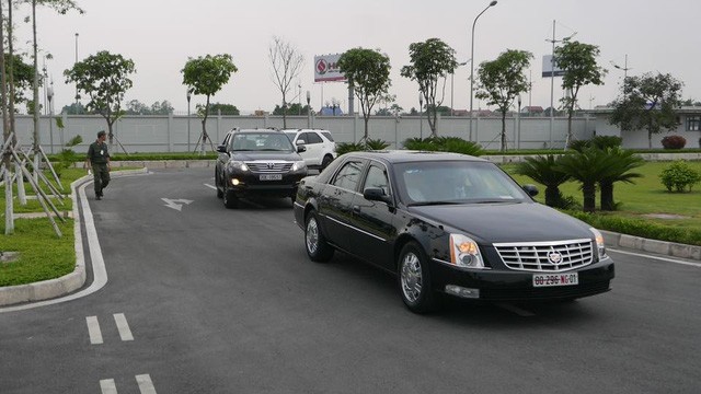 Đoàn xe đón ông Obama đã rời khách sạn đến Sân bay Nội Bài ảnh 13