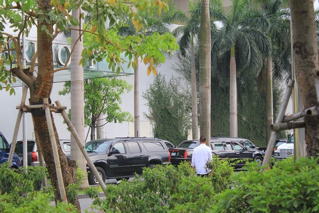 Đoàn xe đón ông Obama đã rời khách sạn đến Sân bay Nội Bài ảnh 1