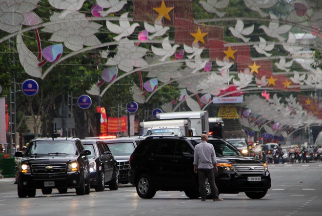 Limousine The Beast của Tổng thống Obama xuống phố Sài Gòn ảnh 10