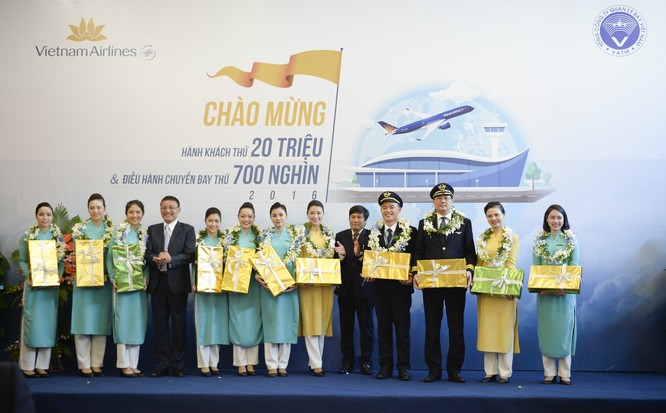 Vietnam Airlines đón hành khách thứ 20 triệu, VATM đón chuyến bay thứ 700 nghìn ảnh 1