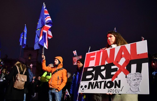 Những nhà hoạt động chống Brexit biểu tình bên ngoài tòa nhà quốc hội hôm 15/1. Ảnh: AFP.