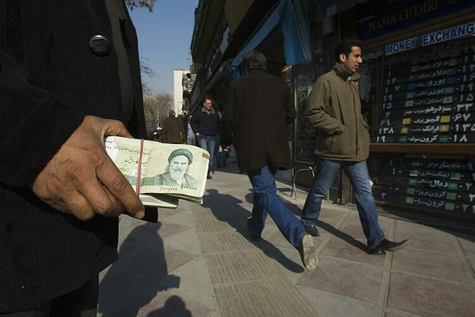 Người đổi tiền trên đường phố Tehran (Iran). Ảnh: Reuters