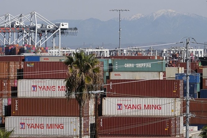 Container tại cảngLos Angeles. Ảnh: Zuma Press