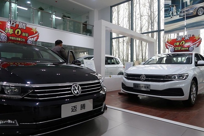 Những chiếcBora và Magotan của Volkswagentrưng bày tại một đại lý ở Pingdingshan, Hà Nam, Trung Quốc. Ảnh: Reuters