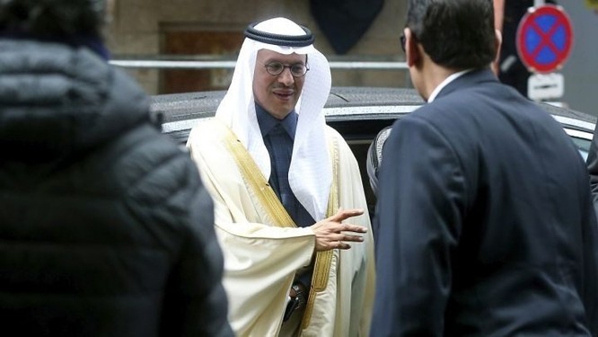Hoàng tử Prince Abdulaziz bin Salman Al-Saud, Bộ trưởng Năng lượng Saudi Arabia đến cuộc họp của OPEC tại Vienna hôm 6/3. Ảnh: AFP