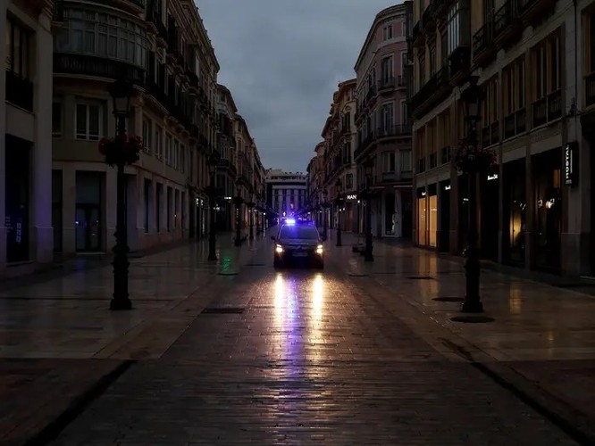 Xe của Cảnh sát Quốc gia Tây Ban Nha tuần tra trênđường Lario tạiMalaga, Tây Ban Nha, ngày 15/3. Ảnh: Reuters