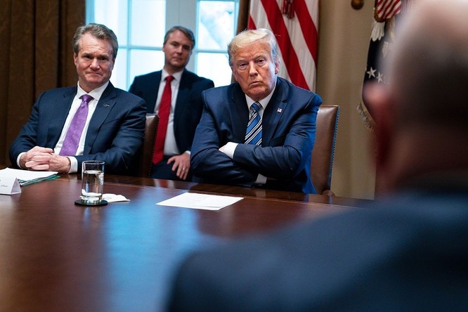 CEO Bank of America Brian Moynihan và Tổng thống Trump trong cuộc họp ngày 11/3. Ảnh: AP