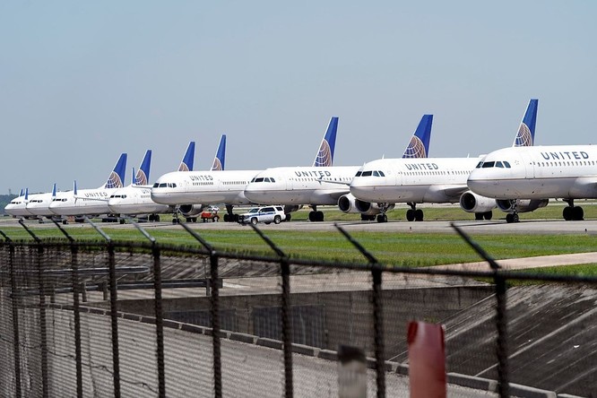 Máy bayUnited Airlines đỗ tại George Bush Intercontinental Airport ở Houston ngày 25/3. Ảnh: AP