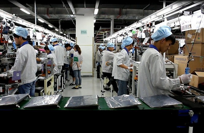 Công nhân nhà máy Pegatron tại Trùng Khánh (Trung Quốc). Ảnh: WSJ