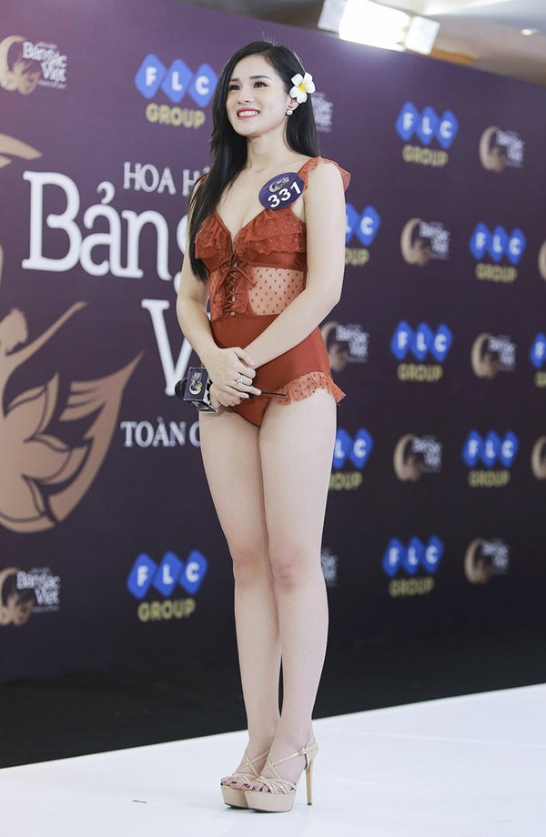 Huyền Trang trong phần thi bikini 