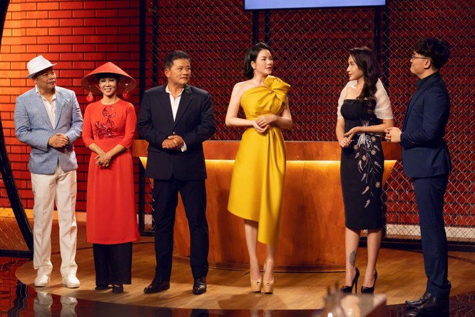 Các giám khảo Jack Lee, Trịnh Diễm Vy, Dương Huy Khải và Lý Nhã Kỳ cùng hai MC của chương trình 