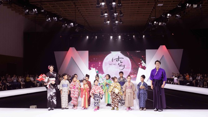 Lý Nhã Kỳ mặc Kimono làm vedette trong show của nhà thiết kế Nhật Bản ảnh 11