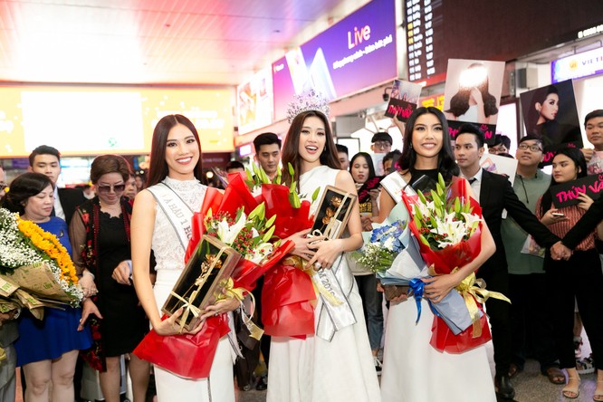 Hoa hậu Khánh Vân và hai Á hậu đẹp rạng rỡ ngày trở về ảnh 6