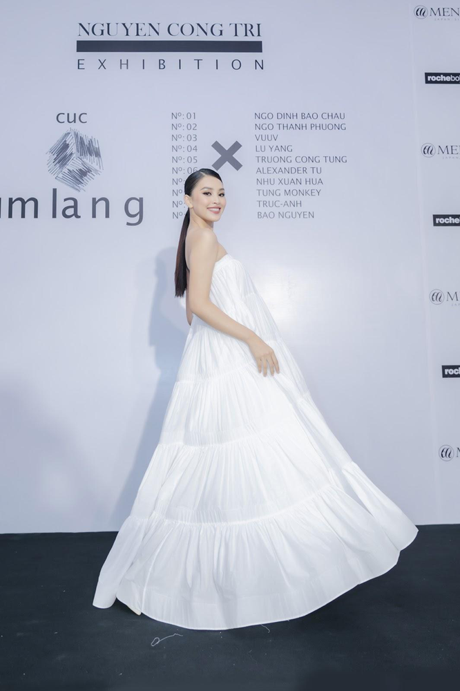 Hoa hậu Tiểu Vy dịu dàng trong đầm trắng 