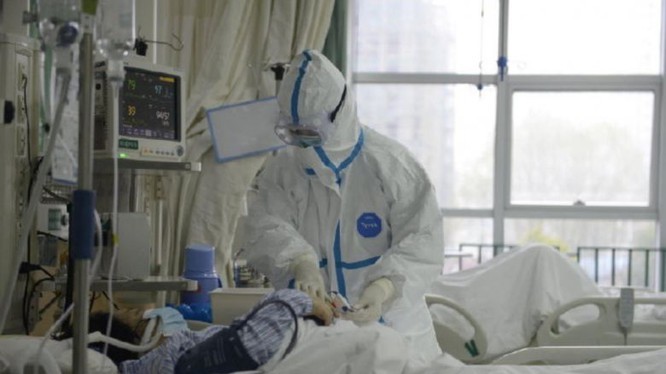 Khám chữa cho bệnh nhân nhiễm virus Corona tại BV Vũ Hán (Ảnh: REUTERS)