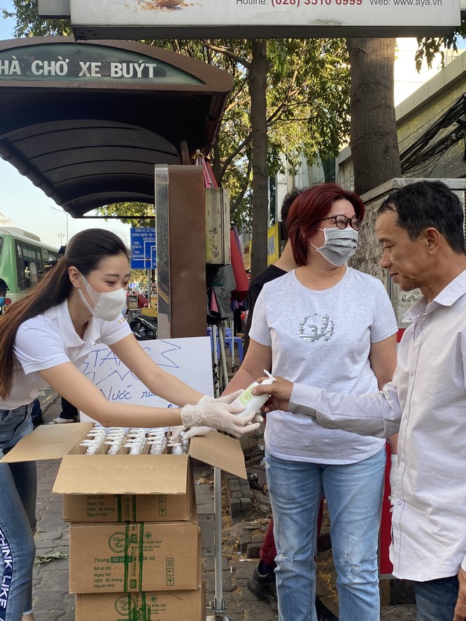 Hoa hậu Khánh Vân tặng 200 chai nước rửa tay sát khuẩn chống dịch COVID-19 ảnh 6