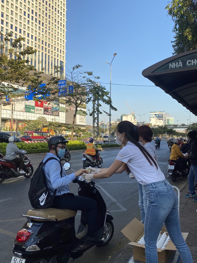 Hoa hậu Khánh Vân tặng 200 chai nước rửa tay sát khuẩn chống dịch COVID-19 ảnh 4