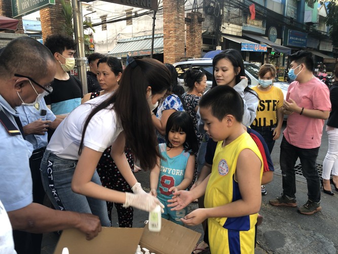 Hoa hậu Khánh Vân tặng 200 chai nước rửa tay sát khuẩn chống dịch COVID-19 ảnh 5
