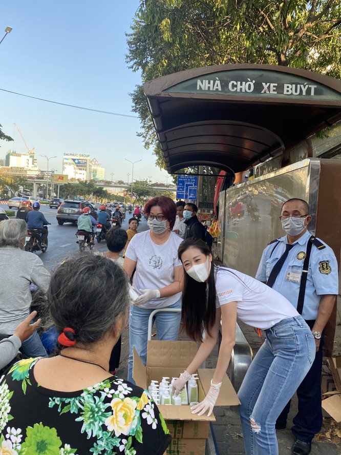 Hoa hậu Khánh Vân tặng 200 chai nước rửa tay sát khuẩn chống dịch COVID-19 ảnh 7