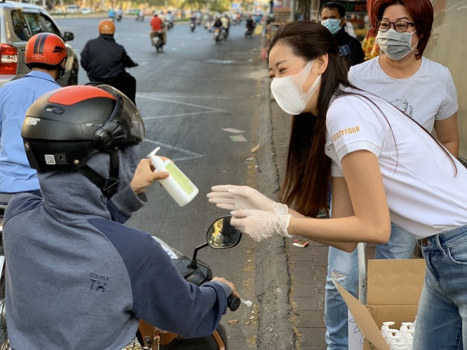 Hoa hậu Khánh Vân tặng 200 chai nước rửa tay sát khuẩn chống dịch COVID-19 ảnh 8