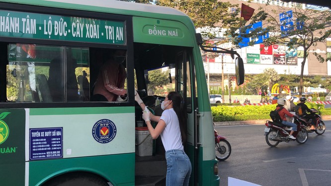 Hoa hậu Khánh Vân tặng 200 chai nước rửa tay sát khuẩn chống dịch COVID-19 ảnh 3