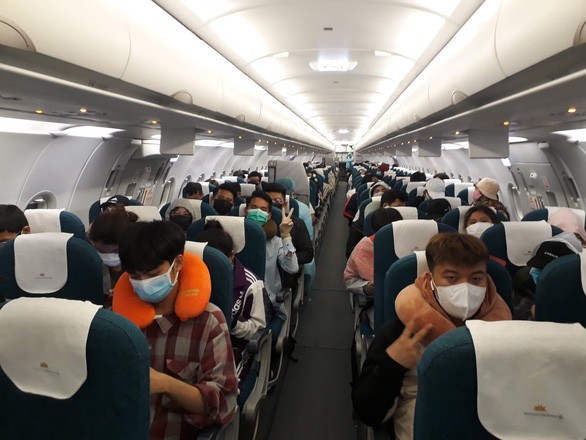 Gần 200 người Việt kẹt tại đảo Cebu (Philippines được cấp có thẩm quyền cho bay về nước bằng chuyến bay thuê của Vietnam Airlines đêm 24/3 (Ảnh: Khương Xuân)