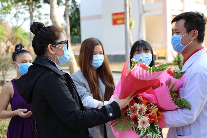 Bệnh nhân được ra viện ở BV Dã chiến Củ Chi tặng hoa cảm ơn bác sĩ điều trị (Ảnh: Đình Nguyên) 