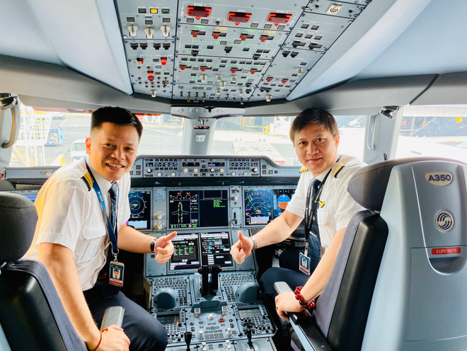 Phi công Tôn Dương Tuấn (trái) tham gia chuyến bay đặc biệt (Ảnh: NVCC)