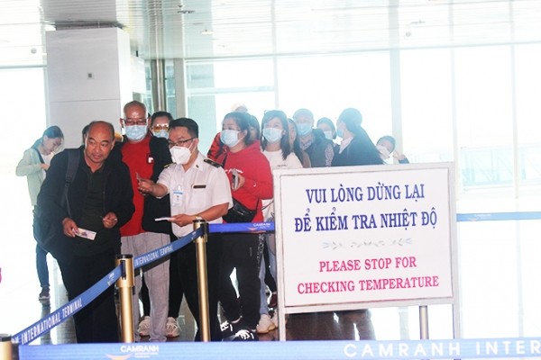 BS. Nguyễn Thanh Phong cảnh báo hết sức thận trọng khi mở cửa đường bay quốc tế ảnh 2