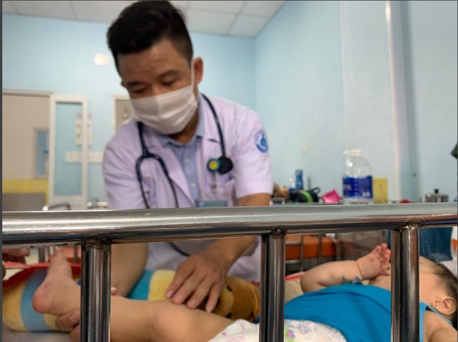 Trẻ bị tay chân miệng đang được điều trị ở BV Nhi đồng 1 TP.HCM. Ảnh: Hoàng Lan
