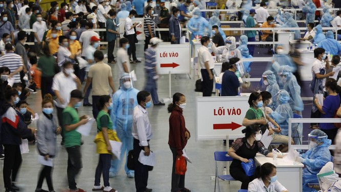 Nhà thi đấu Phú Thọ tiêm vaccine COVID-19 hơn 9.000 người một ngày ảnh 1