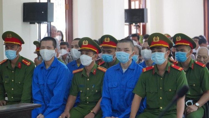 Người bị cáo buộc chủ mưu vụ Tịnh Thất Bồng Lai mệt mỏi ngáp dài ở phiên xử ảnh 1