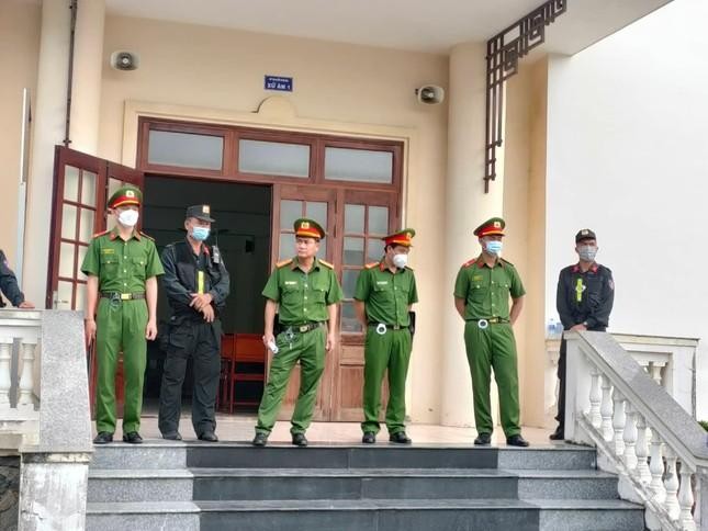 Người bị cáo buộc chủ mưu vụ Tịnh Thất Bồng Lai mệt mỏi ngáp dài ở phiên xử ảnh 2