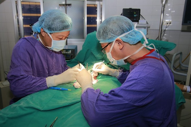 Phẫu thuật cắt tinh hoàn cho bệnh nhân (Ảnh: BVCC)