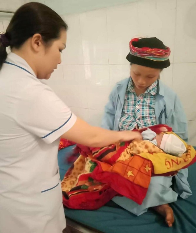 Mẹ con chị Sàng đang được chăm sóc tại Bệnh viện đa khoa huyện Bắc Mê, Hà Giang (Ảnh: BVCC)
