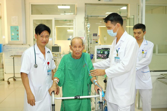 Cụ ông 90 tuổi từ Qatar về Việt Nam để chữa khỏi bệnh phổi ảnh 1