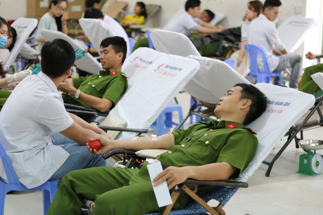 Phó Thủ tướng Thường trực Chính phủ Trương Hòa Bình dự khai mạc ngày hội Chủ nhật Đỏ nhằm khắc phục tình trạng thiếu máu điều trị ảnh 5